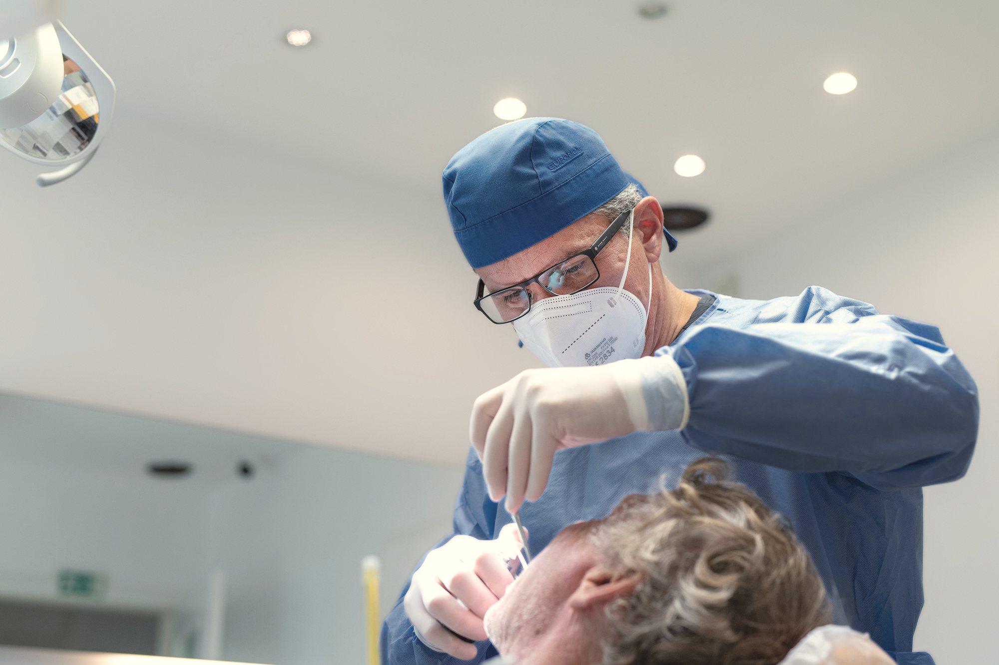 Implantatkirurg i gang med en implantatbehandling hos Jildent i Budapest