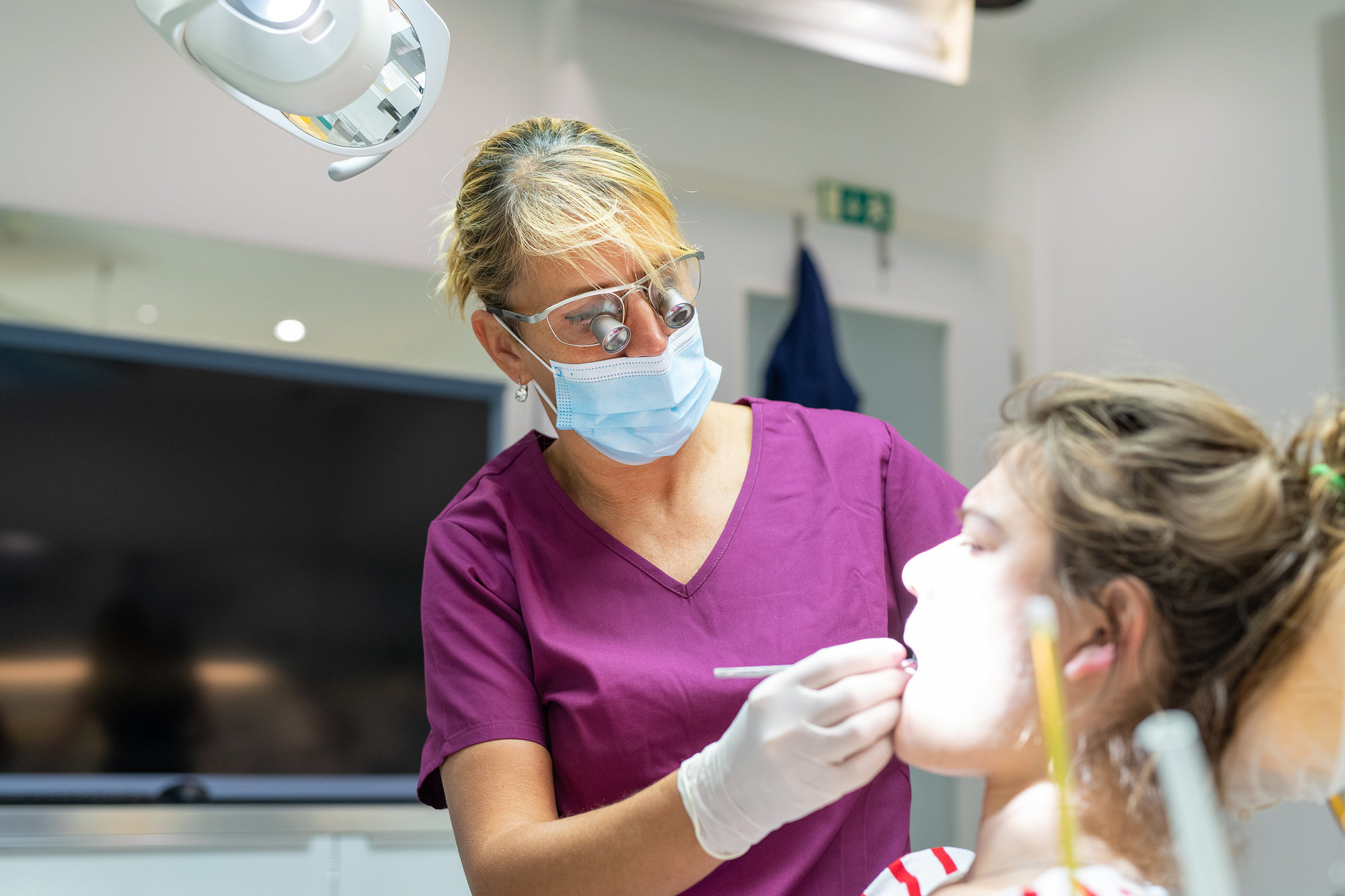 Tandlæge undersøger en patient hos Jildent i Budapest