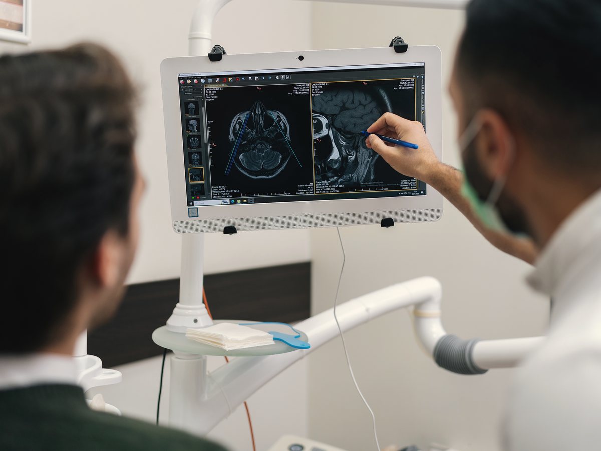 Tandlægen gennemgår scanningen med patienten